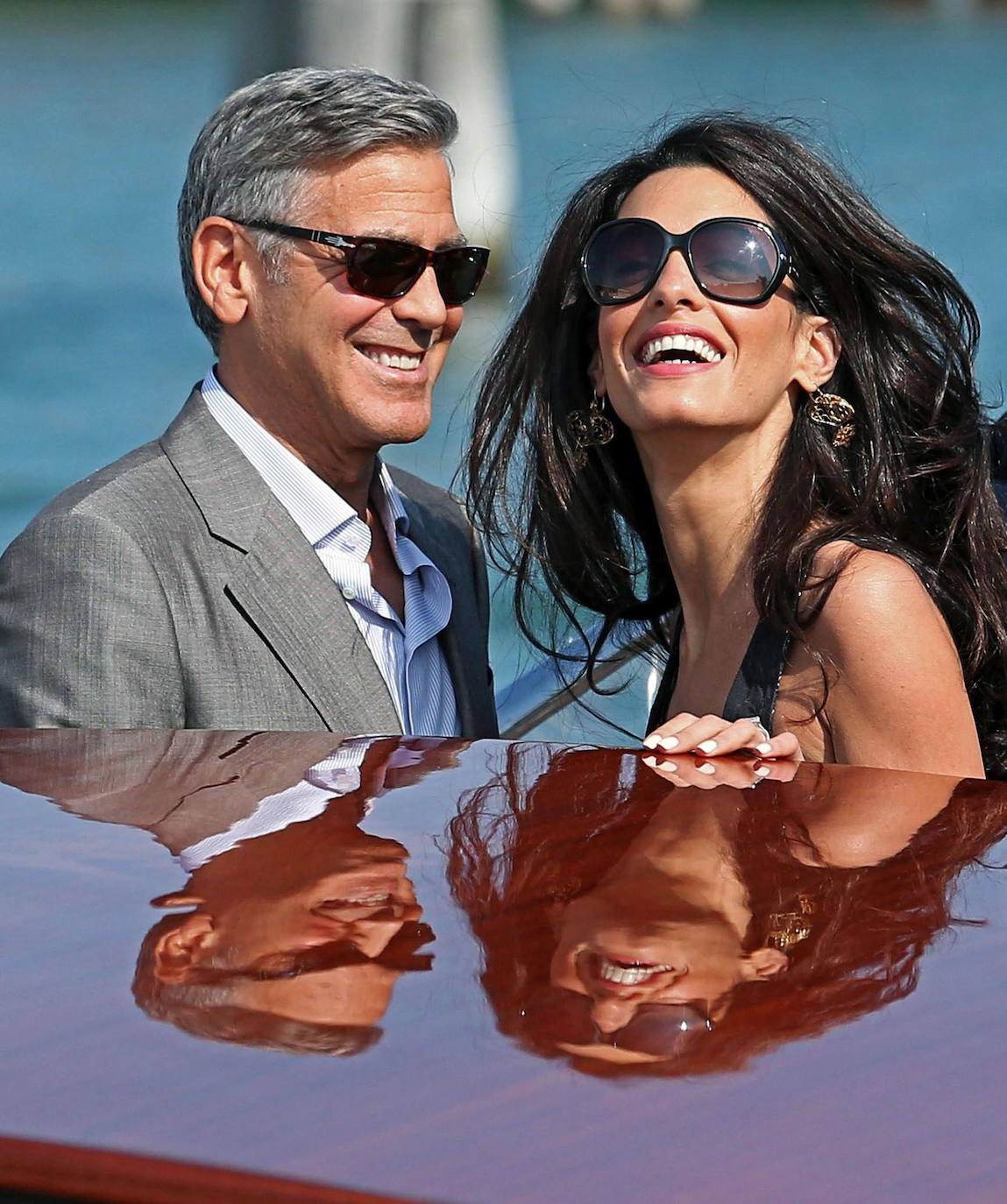 A pocos hombre les sientan tan bien las canas como a él. George Clooney cambia hoy de década para adentrarse en los sesenta sin perder ni un ápice de su natural atractivo. Galán de Hollywood, su indiscutible 'sex appeal' no es, sin embargo, la única de sus virtudes. Destaca por encima de todas las cosas su compromiso social que le ha convertido en voz de numerosos movimientos, desde la violencia en Sudán del Sur o los niños migrantes a la lucha contra el racismo La serie Urgencias le convirtió en estrella pasada la treintena; después llegó el salto al cine, en donde ejerce como actor, director y productor. Obtuvo un Óscar por Argo.