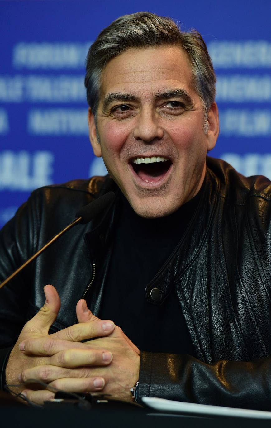 A pocos hombre les sientan tan bien las canas como a él. George Clooney cambia hoy de década para adentrarse en los sesenta sin perder ni un ápice de su natural atractivo. Galán de Hollywood, su indiscutible 'sex appeal' no es, sin embargo, la única de sus virtudes. Destaca por encima de todas las cosas su compromiso social que le ha convertido en voz de numerosos movimientos, desde la violencia en Sudán del Sur o los niños migrantes a la lucha contra el racismo La serie Urgencias le convirtió en estrella pasada la treintena; después llegó el salto al cine, en donde ejerce como actor, director y productor. Obtuvo un Óscar por Argo.