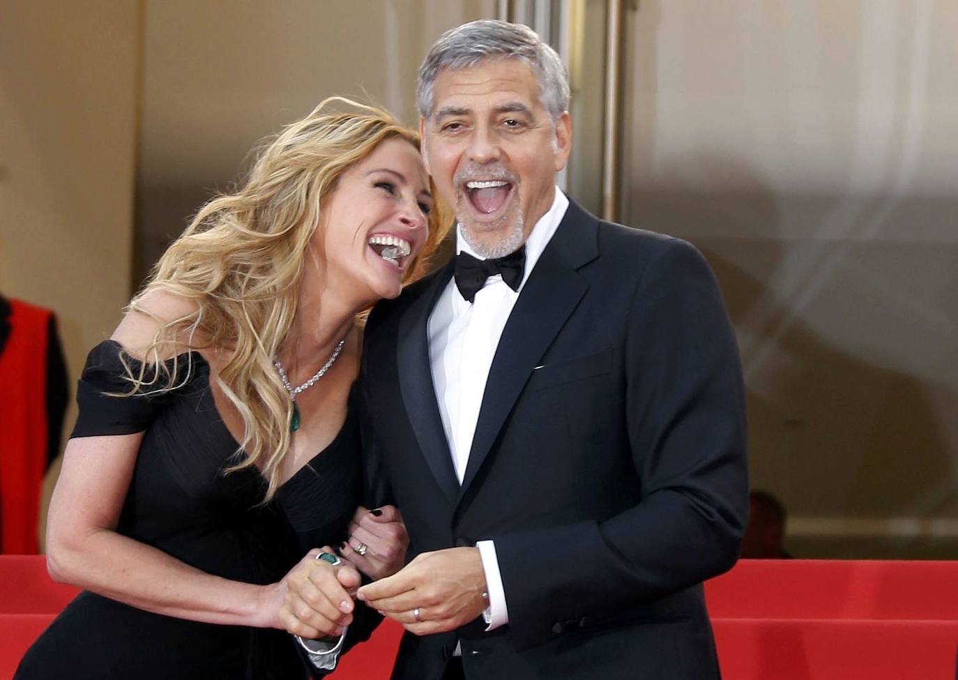A pocos hombre les sientan tan bien las canas como a él. George Clooney cambia hoy de década para adentrarse en los sesenta sin perder ni un ápice de su natural atractivo. Galán de Hollywood, su indiscutible 'sex appeal' no es, sin embargo, la única de sus virtudes. Destaca por encima de todas las cosas su compromiso social que le ha convertido en voz de numerosos movimientos, desde la violencia en Sudán del Sur o los niños migrantes a la lucha contra el racismo La serie Urgencias le convirtió en estrella pasada la treintena; después llegó el salto al cine, en donde ejerce como actor, director y productor. Obtuvo un Óscar por Argo.