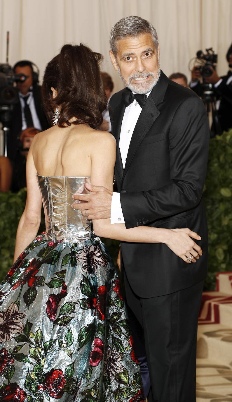 A pocos hombre les sientan tan bien las canas como a él. George Clooney cambia hoy de década para adentrarse en los sesenta sin perder ni un ápice de su natural atractivo. Galán de Hollywood, su indiscutible 'sex appeal' no es, sin embargo, la única de sus virtudes. Destaca por encima de todas las cosas su compromiso social que le ha convertido en voz de numerosos movimientos, desde la violencia en Sudán del Sur o los niños migrantes a la lucha contra el racismo La serie Urgencias le convirtió en estrella pasada la treintena; después llegó el salto al cine, en donde ejerce como actor, director y productor. Obtuvo un Óscar por Argo.