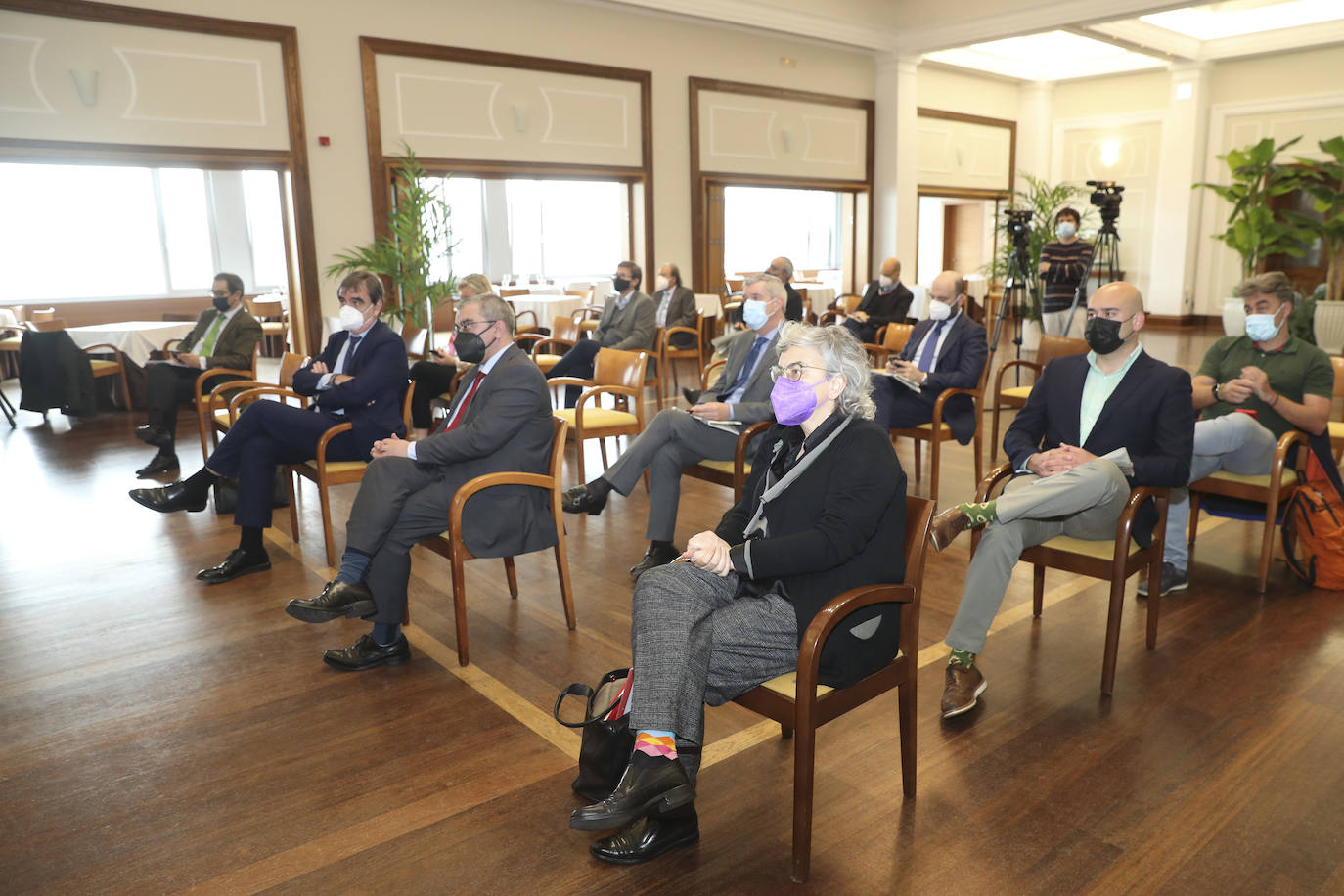 Tras un año de limitaciones causadas por la crisis sanitaria, se ha recuperado la presencialidad en la Jornada del Sector Agroalimentario en Asturias, un evento organizado por EL COMERCIO, con la colaboración del Foro Interalimentario y Liberbank. La alcaldesa de Gijón, Ana González, ha sido la encargada de inaugurar esta tercera jornada, que ha contado con la participación de destacados expertos del sector, como Gema Hernández Maroñas, Víctor Yuste, Mariluz Suárez, José Francisco Pérez y Octavio González Mateos. Además, la clausura ha llegado de la mano del consejero de Medio Rural y Cohesión Territorial, Alejandro Calvo. 