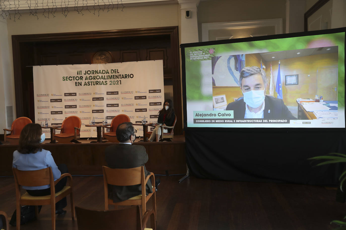 Tras un año de limitaciones causadas por la crisis sanitaria, se ha recuperado la presencialidad en la Jornada del Sector Agroalimentario en Asturias, un evento organizado por EL COMERCIO, con la colaboración del Foro Interalimentario y Liberbank. La alcaldesa de Gijón, Ana González, ha sido la encargada de inaugurar esta tercera jornada, que ha contado con la participación de destacados expertos del sector, como Gema Hernández Maroñas, Víctor Yuste, Mariluz Suárez, José Francisco Pérez y Octavio González Mateos. Además, la clausura ha llegado de la mano del consejero de Medio Rural y Cohesión Territorial, Alejandro Calvo. 