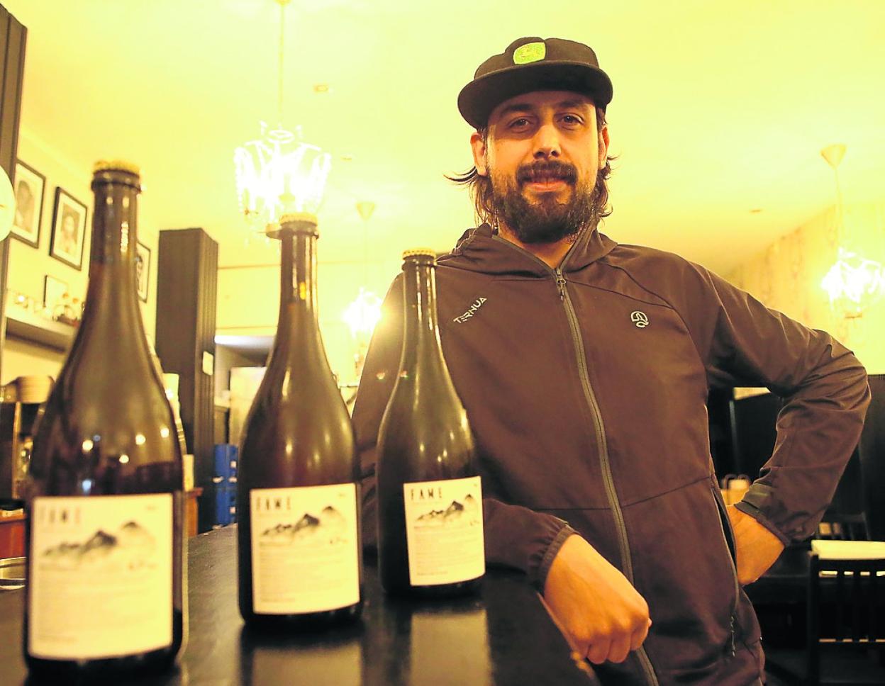 Borja, con varias de sus botellas en su local de Pola de Siero. 