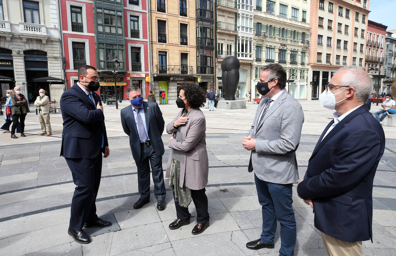 El presidente de la Academia de la Llingua, Xosé Antón González Riaño, solicitó en su discurso del día de les Lletres el mayor consenso posible para incluir el asturiano como lengua oficial en la reforma estatutaria que el Gobierno regional quiere afrontar este mismo año.