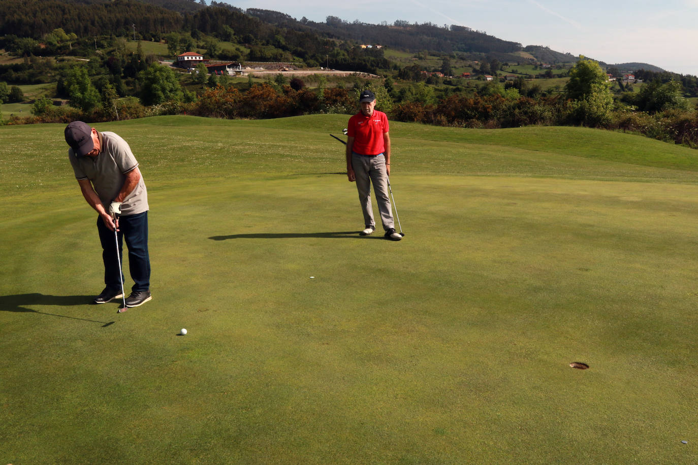 Este viernes dio comienzo la primera prueba del calendario del Trofeo EL COMERCIO-ABANCA en el Club de Golf de Villaviciosa. La competición se desarrollará hasta el domingo. 