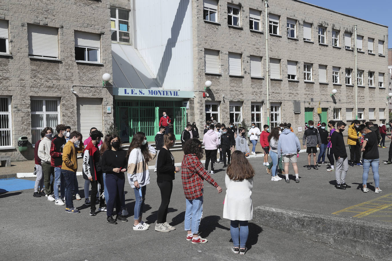 Un total de 150 alumnos han salido de sus clases para realizar un acto en el que los escolares han colocado lazos de colores, que contienen deseos formulados con la ilusión de un viaje, en la valla frontal del patio para formar una cadena de deseos entrelazados.