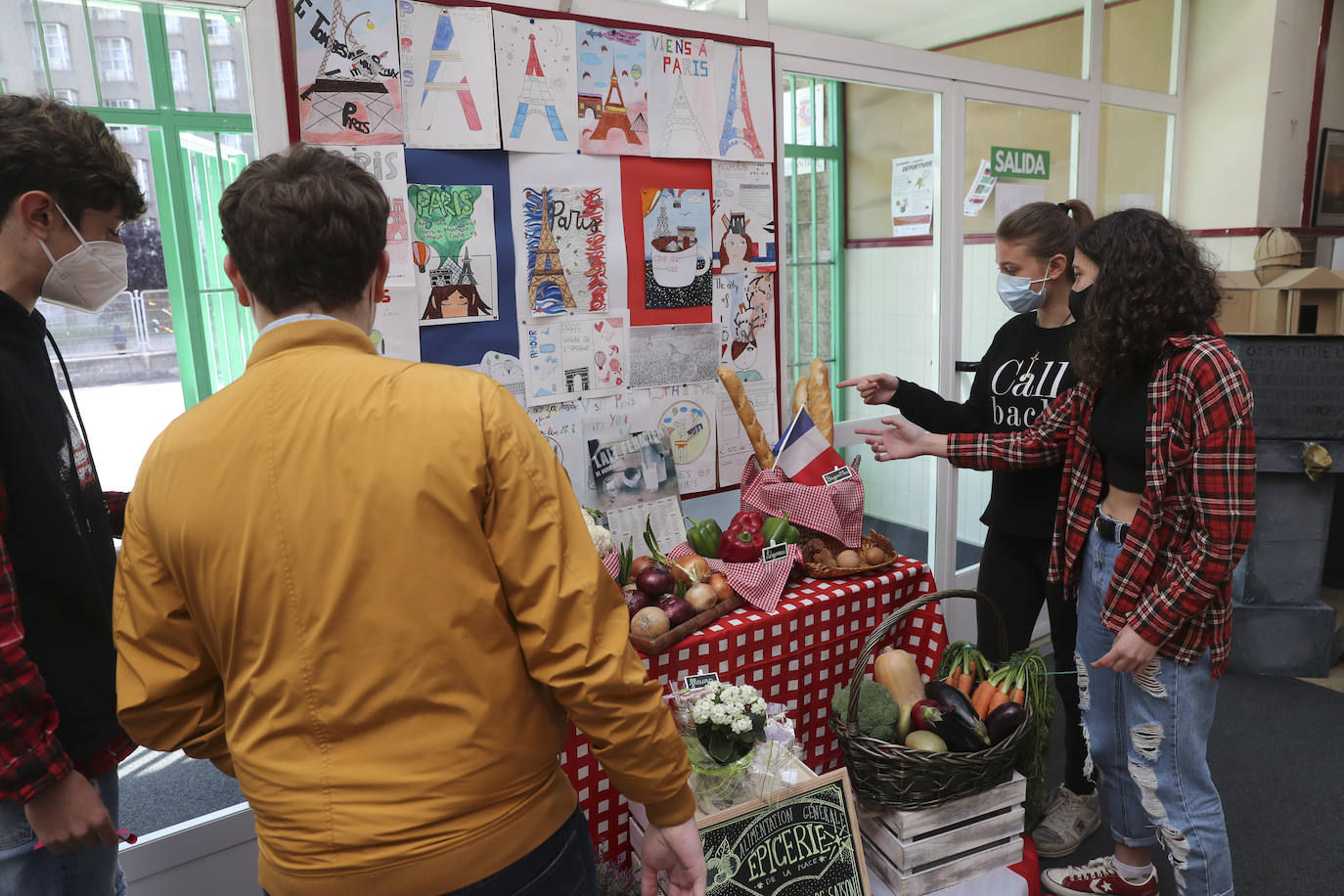 París se ha instalado en el colegio gracias a los alumnos, quienes han hecho una exposición por todo el centro escolar con maquetas construidas por ellos mismos de los monumentos, gastronomía, museos, edificios y comercios más emblemáticos de la ciudad. 