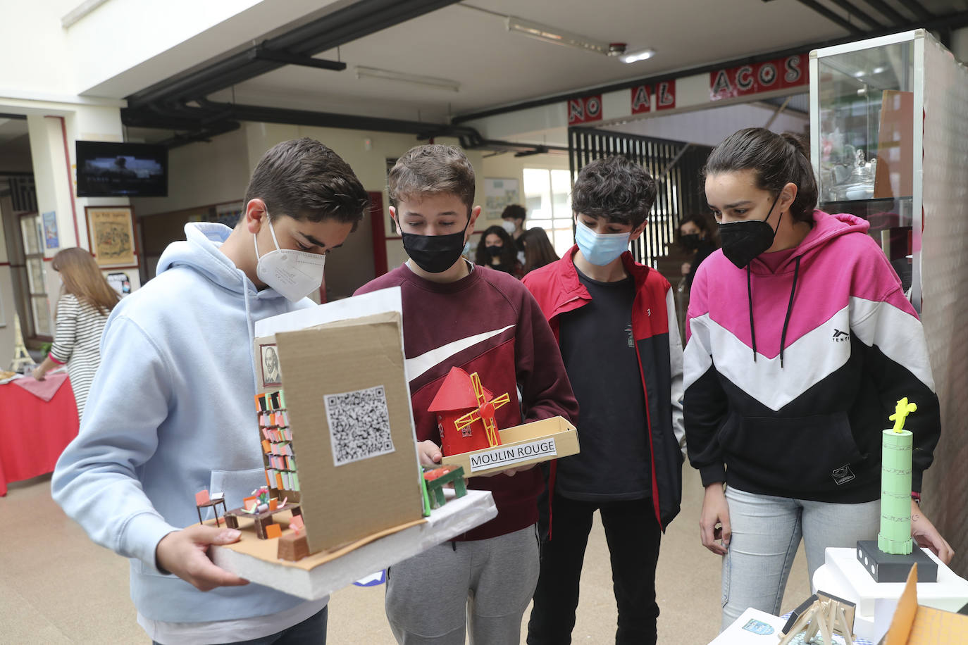 París se ha instalado en el colegio gracias a los alumnos, quienes han hecho una exposición por todo el centro escolar con maquetas construidas por ellos mismos de los monumentos, gastronomía, museos, edificios y comercios más emblemáticos de la ciudad. 