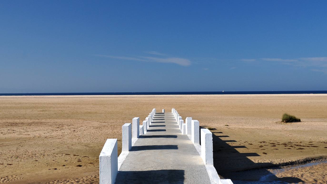 Tarifa, Andalucia . (3280 búsquedas/mes) Es el lugar donde Europa y África se miran cara a cara y son separadas por escasos 14 kilómetros. Con su posición privilegiada permite a todos sus visitantes disfrutar desde una naturaleza exuberante, a una cultura e historia apasionantes, hasta actividades deportivas para todos los gustos. Lo que no te pueder perder, según Holidú: Avistar ballenas y delfines, descubrir la playa de Bolonia y hacer excursiones por el parque natural del Estrecho.