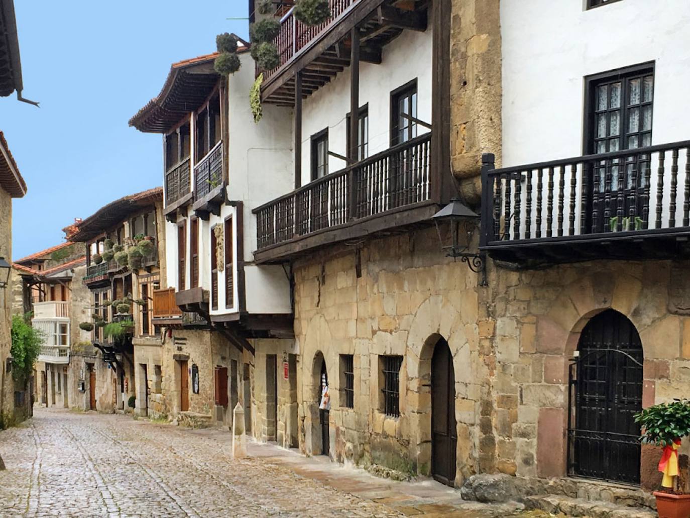 Santillana del Mar, Cantabria . (3920 búsquedas/mes) En la sexta posición del ranking se encuentra este municipio que ofrece un legado histórico y un paraje natural inigualable, siendo este uno de los pueblos medievales más bonitos y ricos culturalmente de Cantabria. Lo que no te puedes perder, según Holidú: Las Cuevas de Altamira, Colegiata de Santa Juliana y el casco histórico.