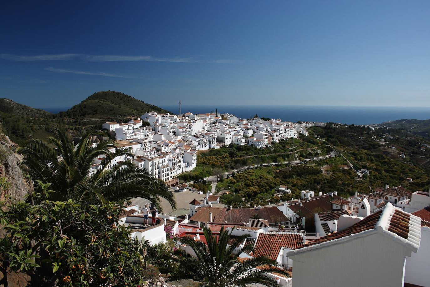 Frigiliana, Andalucía . (3810 búsquedas/mes) A los pies de la Sierra de Almijara, rodeada de colinas verdes y con el Mediterráneo en el horizonte, se descubre Frigiliana. El típico pueblo andaluz con estrechas callejuelas, casas encaladas decoradas con bonitas flores de colores y el rumor de fondo del agua de las fuentes. Ha sido galardonado en varias ocasiones como el pueblo más bonito de Andalucía. Lo que no te puedes perder, según Holidú: la Casa del Apero y el casco histórico. 