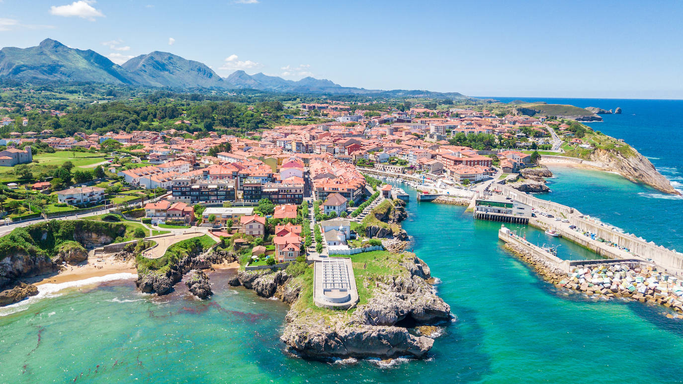 Llanes, Asturias . (5120 búsquedas/mes) Esta población asturiana tiene sus origenes en el siglo XII. Es una de las villas pesqueras más bonitas del Principado y cuenta con un casco histórico declarado Conjunto Histórico-Artístico, que invita a perderse entre sus callejuelas. Según el portal Holidú, en tu visita no puede faltar: La playa del Sablón, el conjunto histórico de la villa de Llanes y los atardeceres en los Cubos de la Memoria.