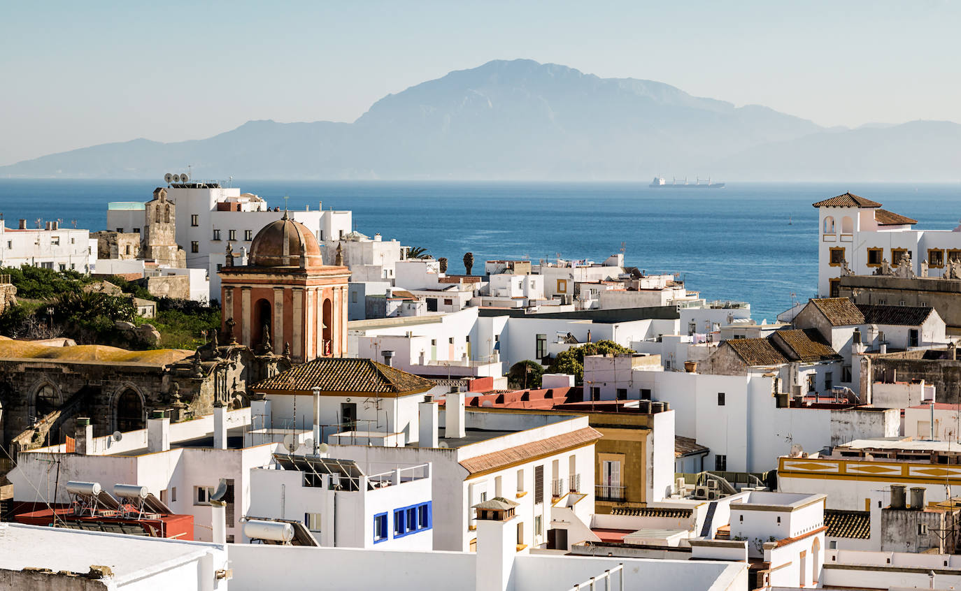 Tarifa, Andalucia . (3280 búsquedas/mes) Es el lugar donde Europa y África se miran cara a cara y son separadas por escasos 14 kilómetros. Con su posición privilegiada permite a todos sus visitantes disfrutar desde una naturaleza exuberante, a una cultura e historia apasionantes, hasta actividades deportivas para todos los gustos. Lo que no te pueder perder, según Holidú: Avistar ballenas y delfines, descubrir la playa de Bolonia y hacer excursiones por el parque natural del Estrecho.