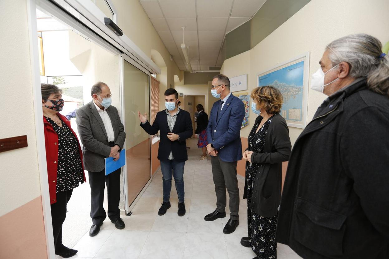 El consejero de Sanidad, Pablo Fernández (tercero por la derecha), ayer, en el centro de salud de San Martín de Luiña. 