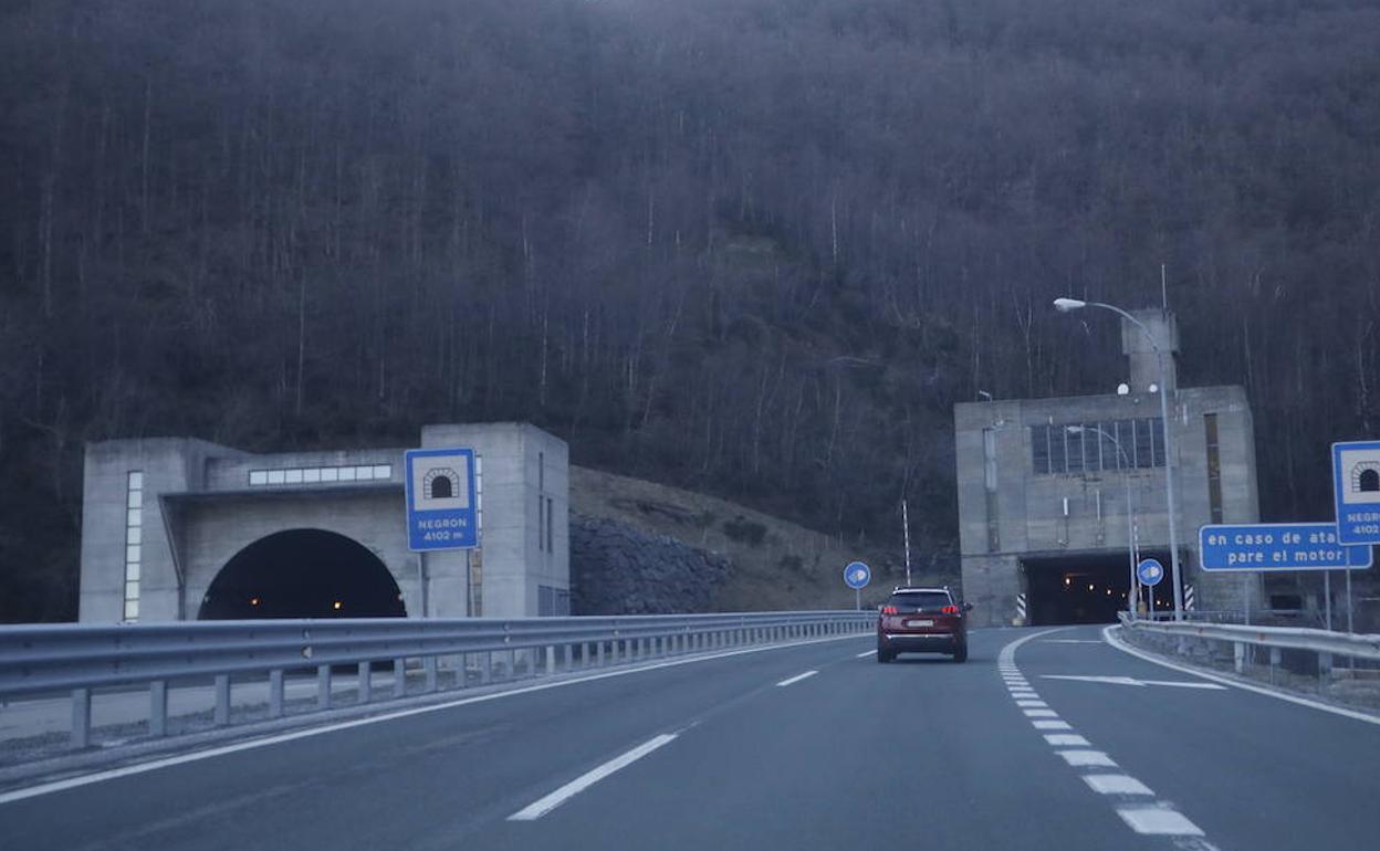 Bocas de los túneles del Negrón en la autopista del Huerna