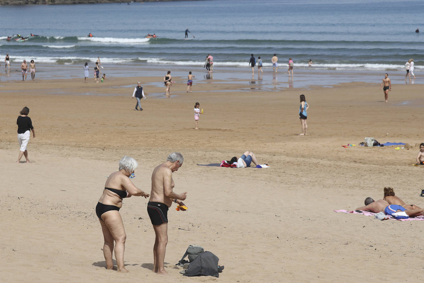 El buen tiempo animó este sábado a los asturianos a disfrutar de las playas, las terrazas y el paseo. Las temperaturas superaron los 20 grados y el sol estuvo presente durante toda la jornada en el último día del estado de alarma.