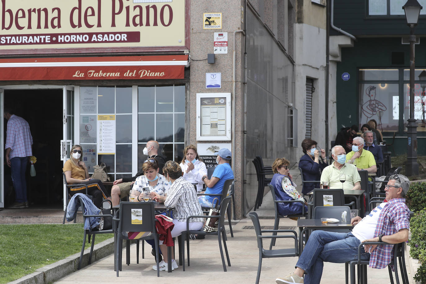 El buen tiempo animó este sábado a los asturianos a disfrutar de las playas, las terrazas y el paseo. Las temperaturas superaron los 20 grados y el sol estuvo presente durante toda la jornada en el último día del estado de alarma.