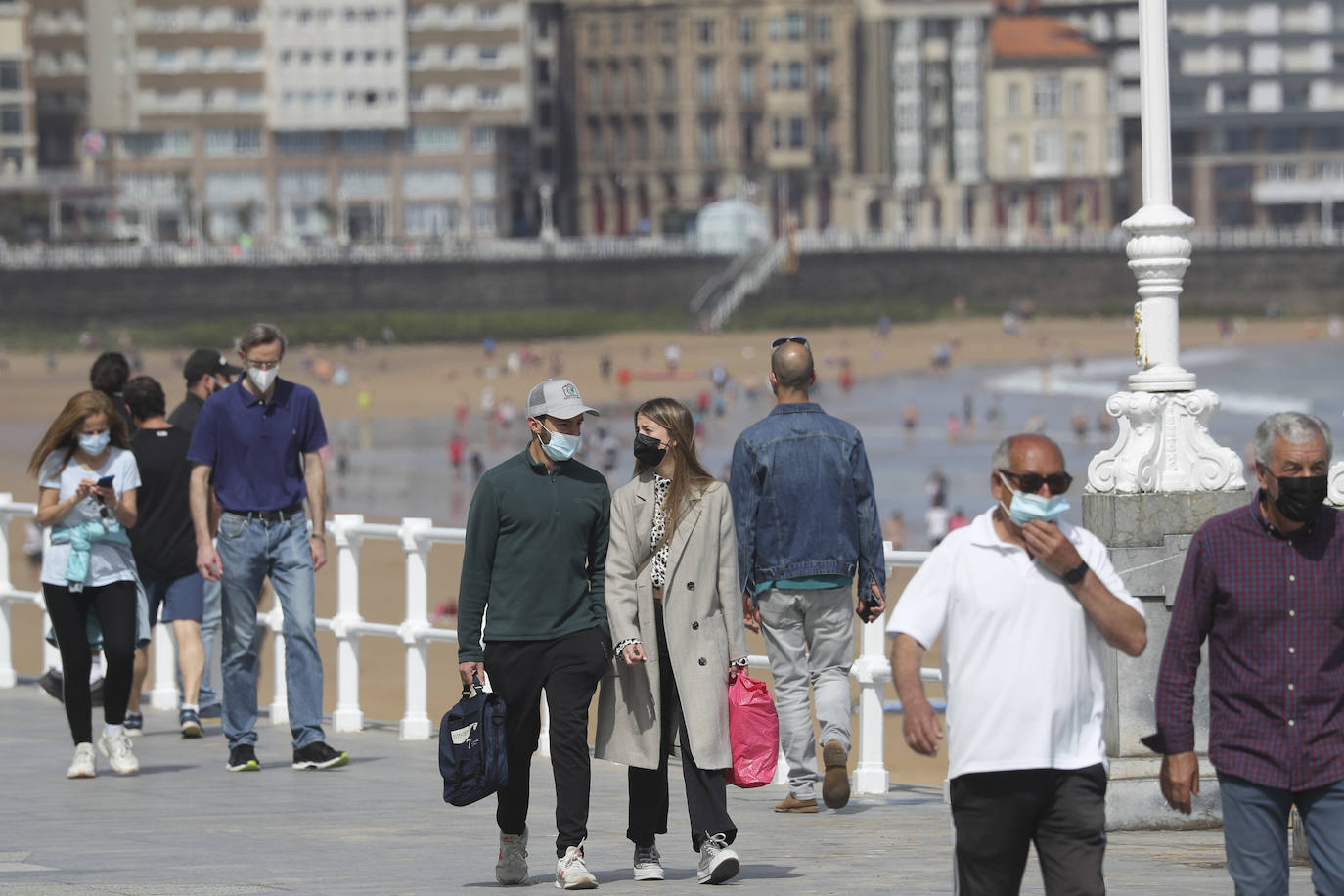 El buen tiempo animó este sábado a los asturianos a disfrutar de las playas, las terrazas y el paseo. Las temperaturas superaron los 20 grados y el sol estuvo presente durante toda la jornada en el último día del estado de alarma.