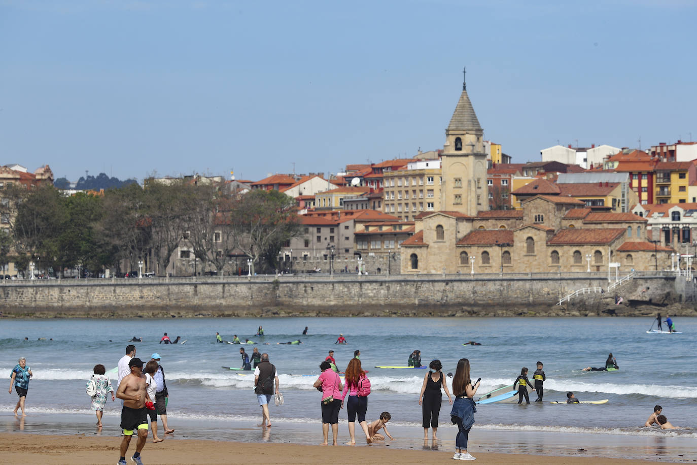 El buen tiempo animó este sábado a los asturianos a disfrutar de las playas, las terrazas y el paseo. Las temperaturas superaron los 20 grados y el sol estuvo presente durante toda la jornada en el último día del estado de alarma.