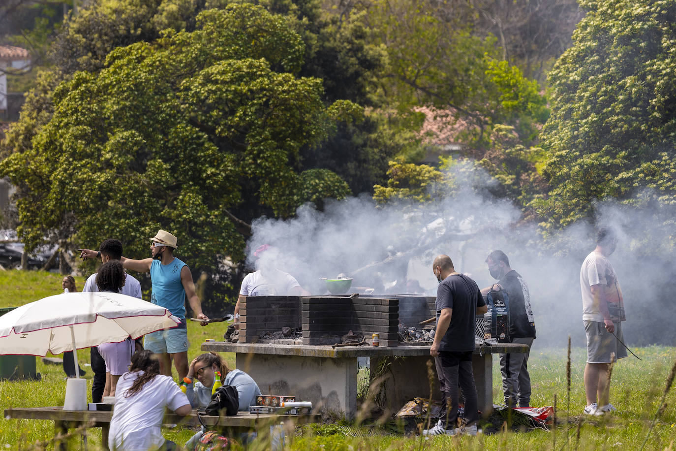 El buen tiempo animó este sábado a los asturianos a disfrutar de las playas, las terrazas y el paseo. Las temperaturas superaron los 20 grados y el sol estuvo presente durante toda la jornada en el último día del estado de alarma.