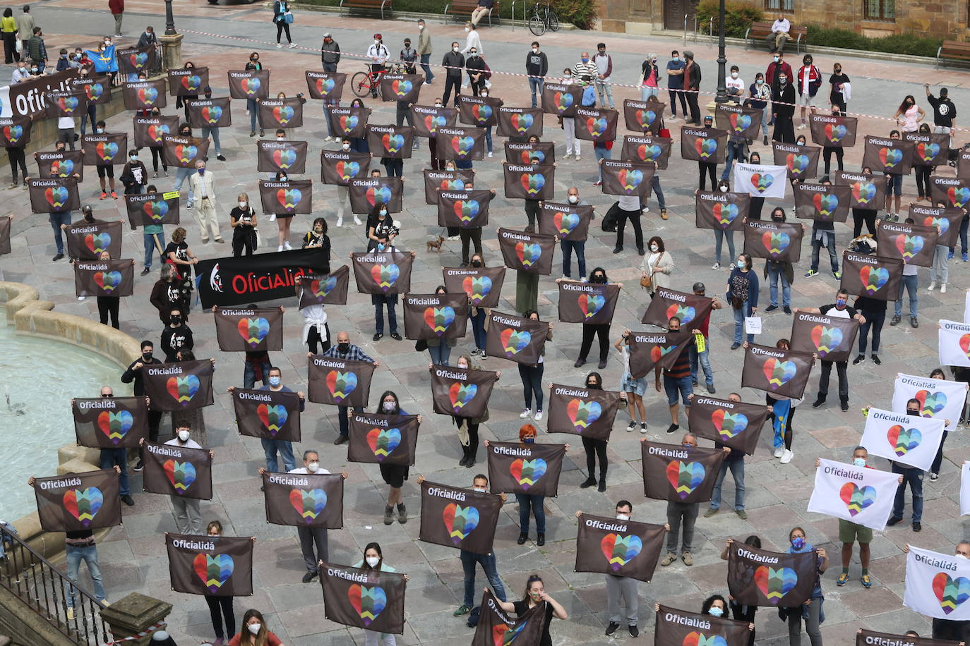 La tradicional manifestación de la Xunta pola Defensa de la Llingua en el Día de les Lletres se sustituyó este sábado por un mosaico de banderas en la plaza de la Catedral con la palabra 'oficialidá'.