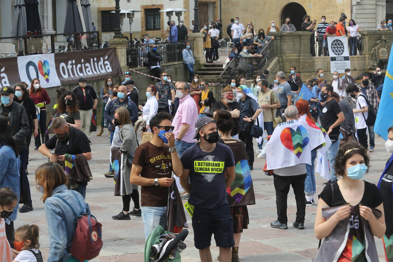 La tradicional manifestación de la Xunta pola Defensa de la Llingua en el Día de les Lletres se sustituyó este sábado por un mosaico de banderas en la plaza de la Catedral con la palabra 'oficialidá'.