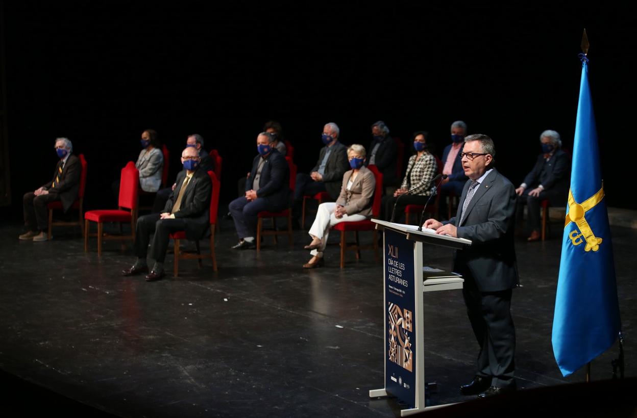 Xosé Antón González Riaño, presidente de la Academia de al Llingua, durante su discurso. 