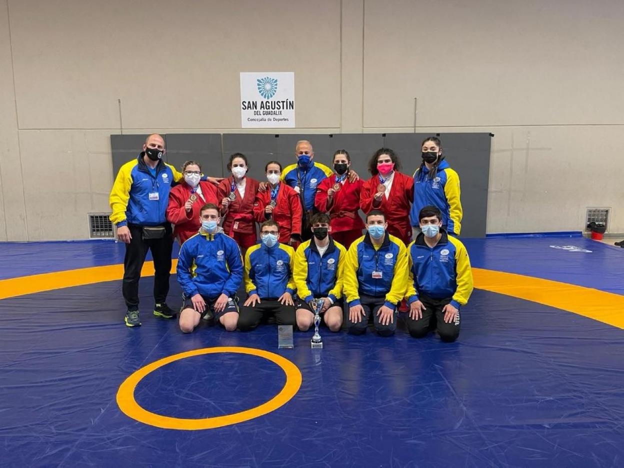 El equipo absoluto del Óscar Fernández con sus entrenadores. 