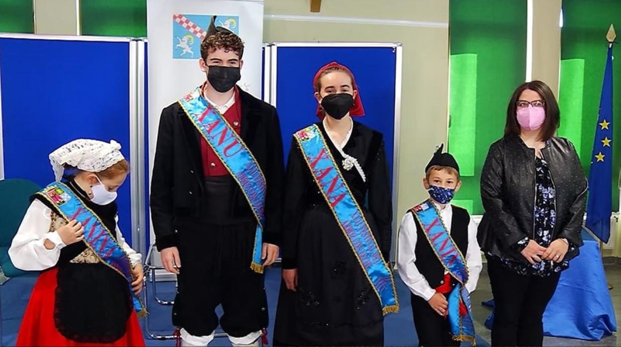 Xira Pérez, Teo Sánchez, Claudia Vallina y Pedro Martínez, con la teniente alcalde Patricia Prieto. 