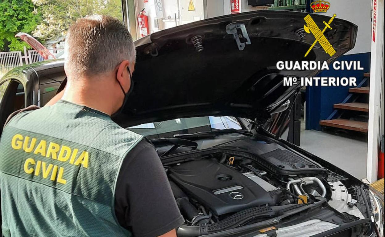 Finge una transferencia para llevarse un coche y recibe veintiún multas en menos de un mes