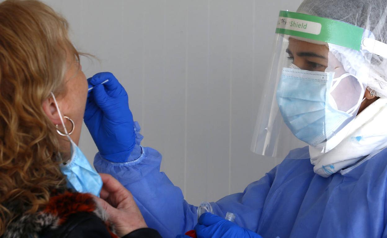 Una mujer se somete a una prueba PCR en el HUCA.