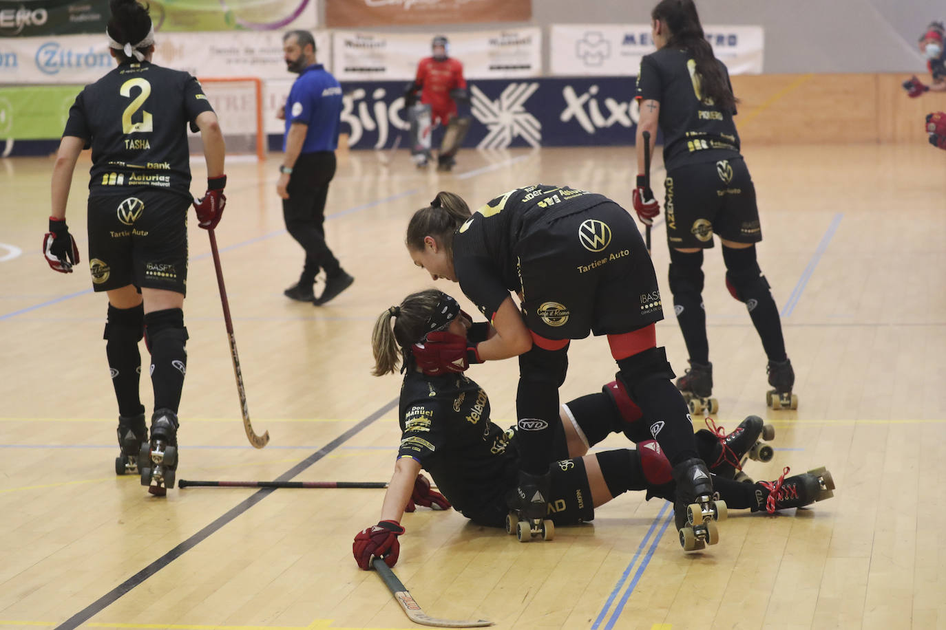 Sara Roces consuela a Maria Sanjurjo, tras el partido de ayer contra el Malléu en Mata-Jove, con Natasaha Lee, a la izquierda, y Marta Fernández Piquero, a la derecha, ambas de espaldas. 