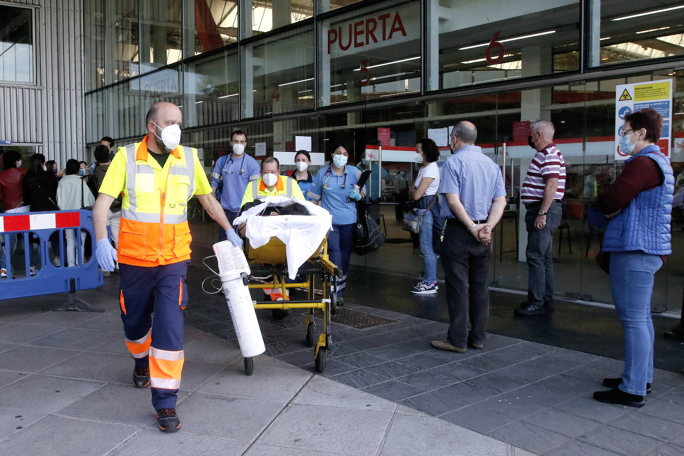 Gijón ha comenzado a vacunar contra la covid a la población de 59 años a un ritmo de 2.000 citados diarios. La primera jornada en el Palacio de Deportes se vio sobresaltada cuando una persona tuvo que ser atendida al sentirse indispuesta mientras esperaba para recibir la dosis.