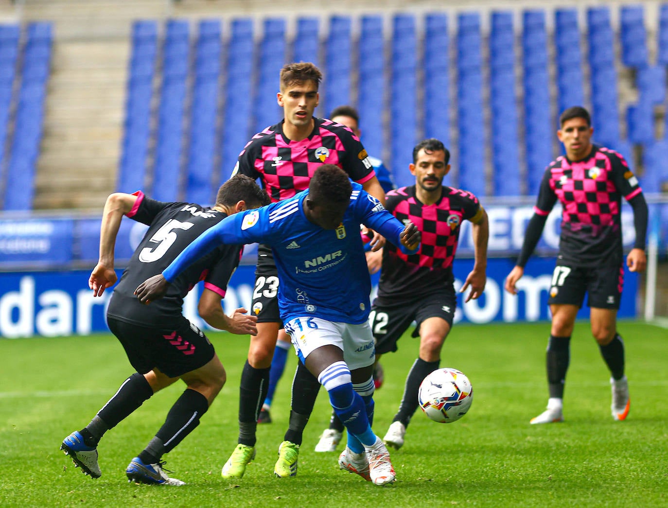 El Real Oviedo consiguió este domingo balsámica que le acerca un poco más a la permanencia. Los de Ziganda se impusieron 2-1 al Sabadell.