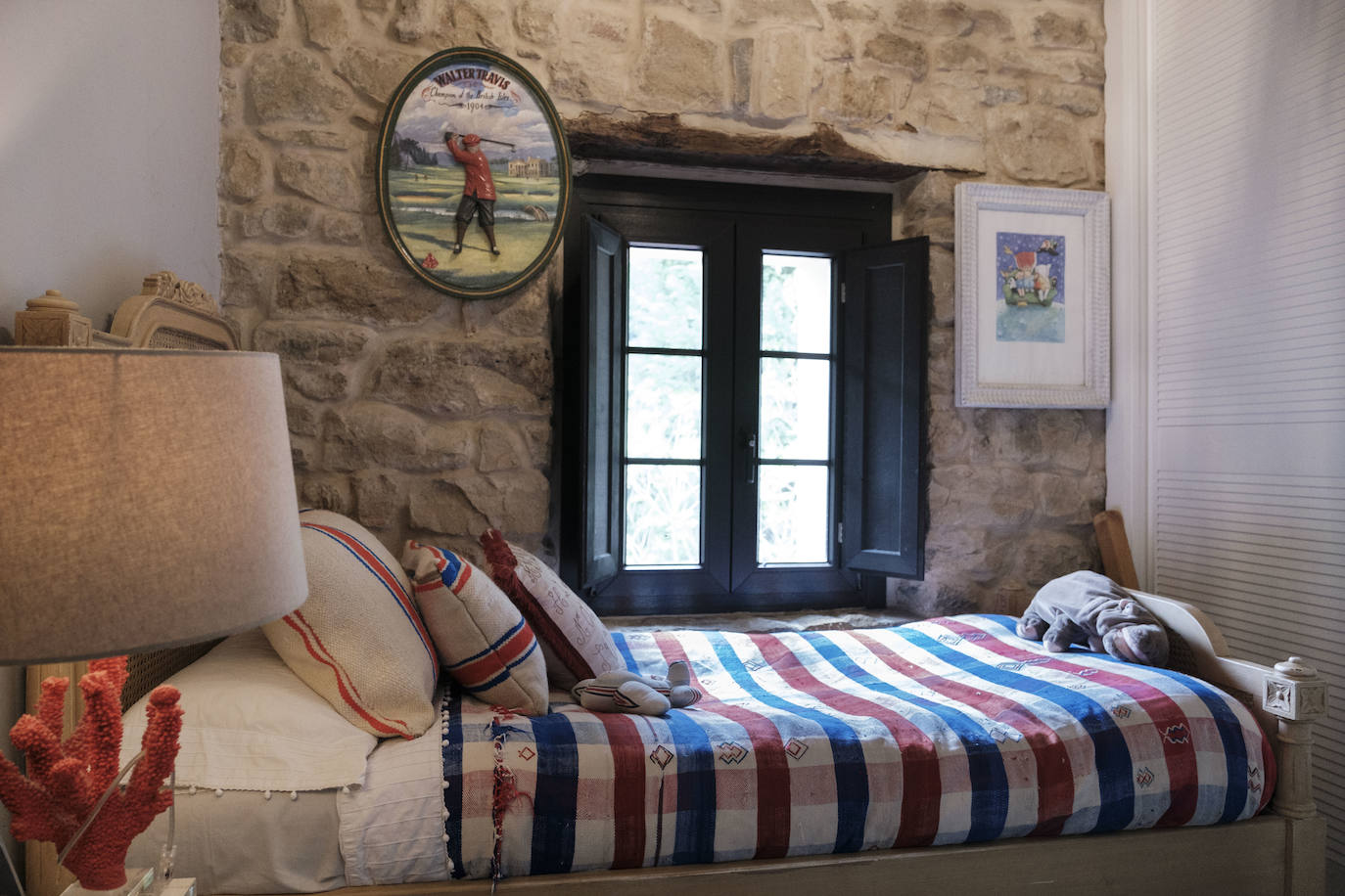 Simbiosis. La naturaleza asturiana en todo su esplendor y una cuidada decoración que combina varios estilos se fusionan en esta vivienda ubicada en un valle del concejo de Villaviciosa