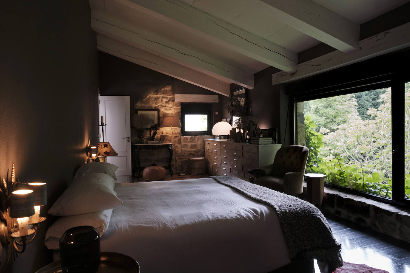 Simbiosis. La naturaleza asturiana en todo su esplendor y una cuidada decoración que combina varios estilos se fusionan en esta vivienda ubicada en un valle del concejo de Villaviciosa