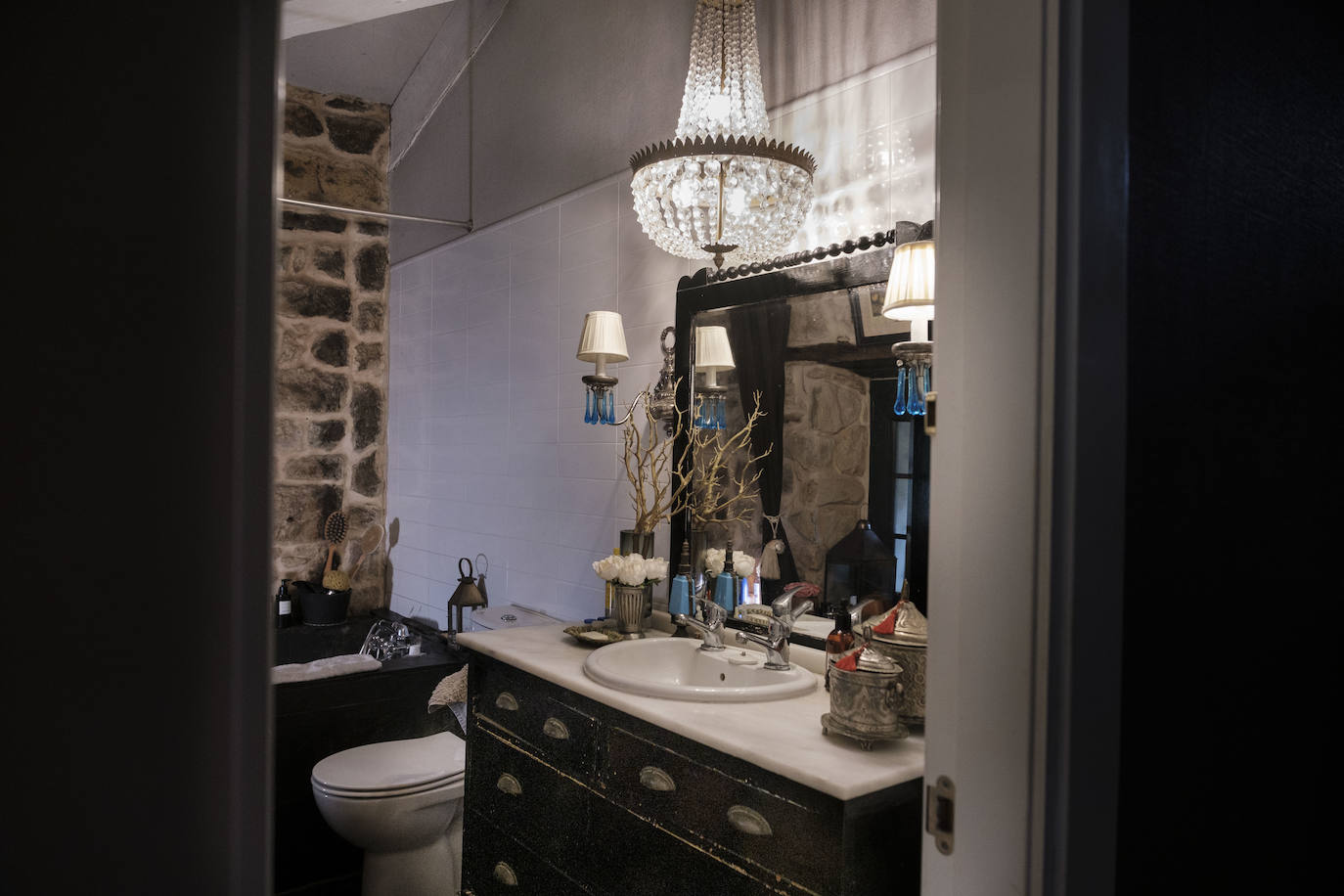 Simbiosis. La naturaleza asturiana en todo su esplendor y una cuidada decoración que combina varios estilos se fusionan en esta vivienda ubicada en un valle del concejo de Villaviciosa