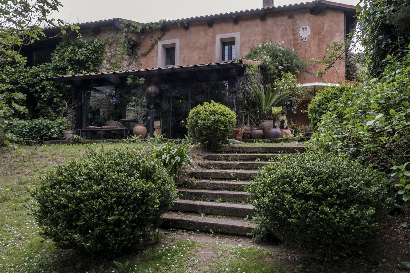 Simbiosis. La naturaleza asturiana en todo su esplendor y una cuidada decoración que combina varios estilos se fusionan en esta vivienda ubicada en un valle del concejo de Villaviciosa