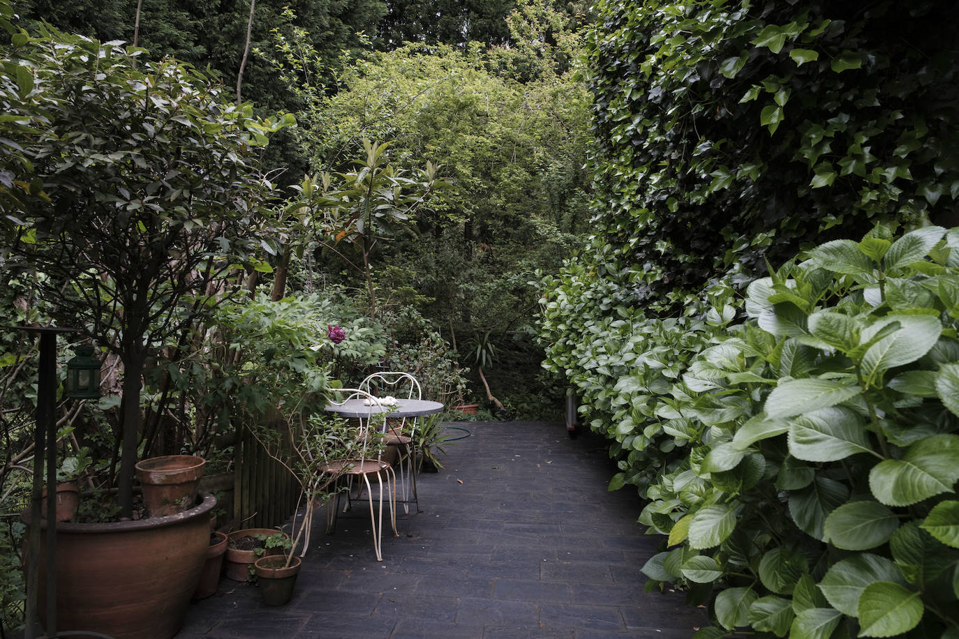 Simbiosis. La naturaleza asturiana en todo su esplendor y una cuidada decoración que combina varios estilos se fusionan en esta vivienda ubicada en un valle del concejo de Villaviciosa