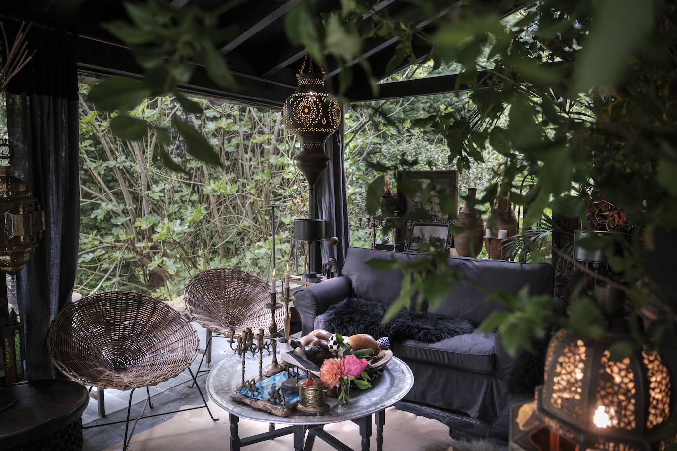 Simbiosis. La naturaleza asturiana en todo su esplendor y una cuidada decoración que combina varios estilos se fusionan en esta vivienda ubicada en un valle del concejo de Villaviciosa