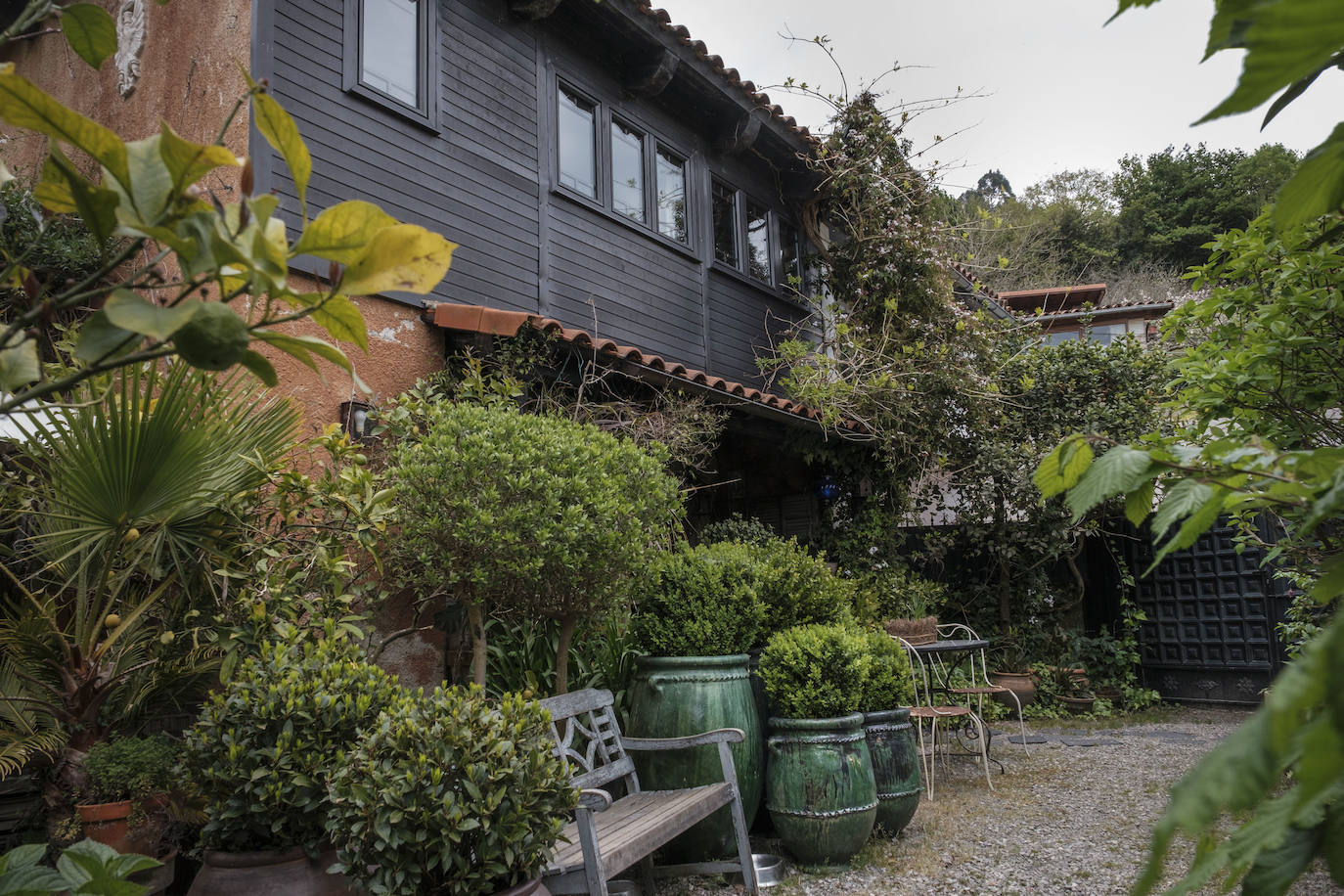 Simbiosis. La naturaleza asturiana en todo su esplendor y una cuidada decoración que combina varios estilos se fusionan en esta vivienda ubicada en un valle del concejo de Villaviciosa