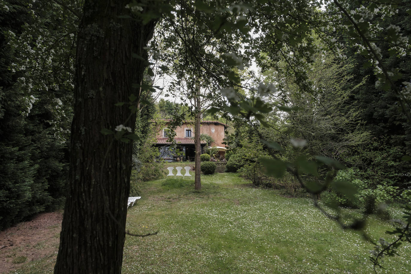 Simbiosis. La naturaleza asturiana en todo su esplendor y una cuidada decoración que combina varios estilos se fusionan en esta vivienda ubicada en un valle del concejo de Villaviciosa