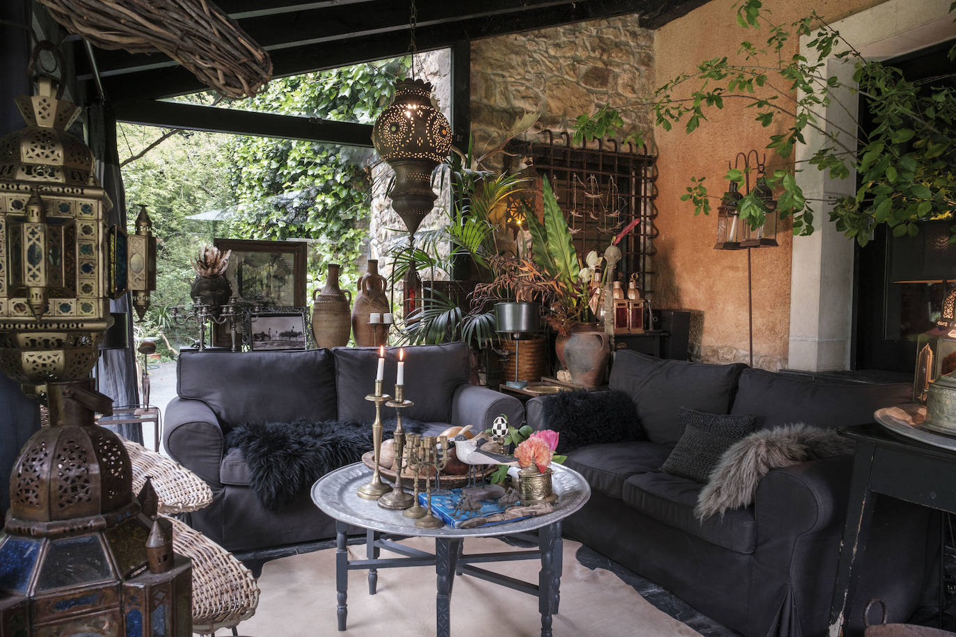 Simbiosis. La naturaleza asturiana en todo su esplendor y una cuidada decoración que combina varios estilos se fusionan en esta vivienda ubicada en un valle del concejo de Villaviciosa