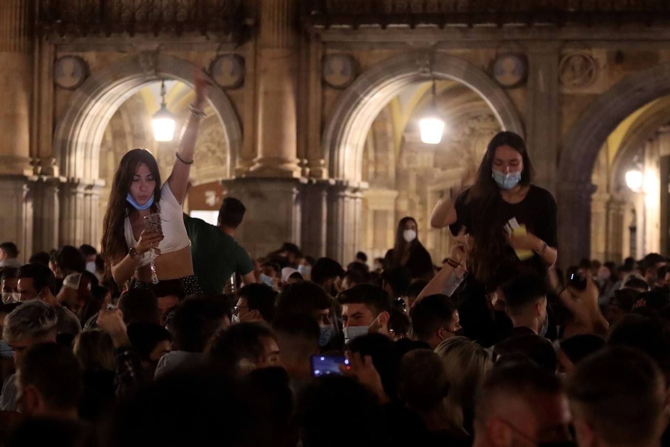 En Barcelona y Madrid muchos jóvenes no se han resistido a celebrar el fin de seis meses de estado de alarma y han salido a las calles como si se tratara de una típica Nochevieja. Las aglomeraciones y la falta de distancia han sido la tónica de estas 'fiestas'.