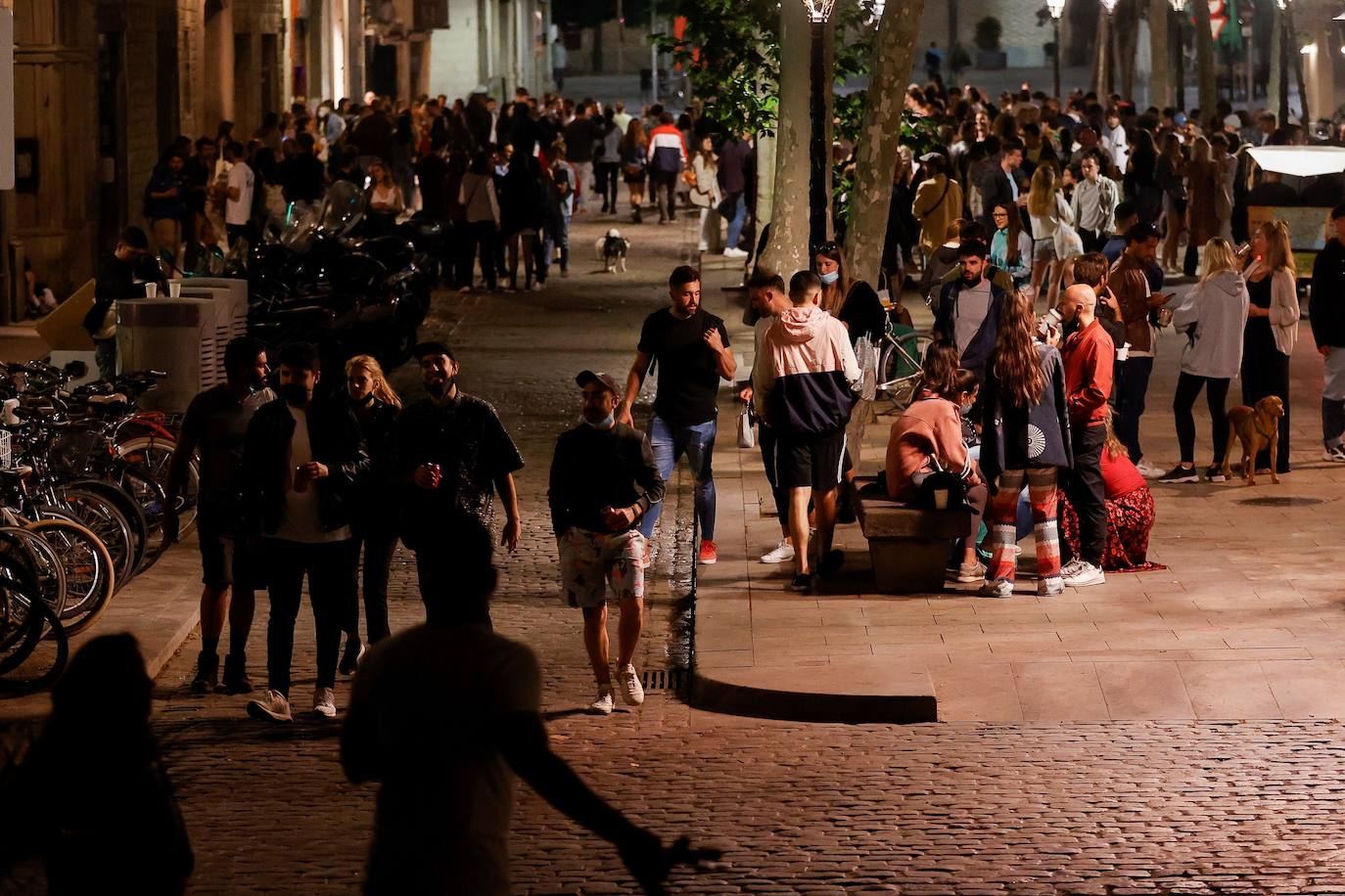 En Barcelona y Madrid muchos jóvenes no se han resistido a celebrar el fin de seis meses de estado de alarma y han salido a las calles como si se tratara de una típica Nochevieja. Las aglomeraciones y la falta de distancia han sido la tónica de estas 'fiestas'.