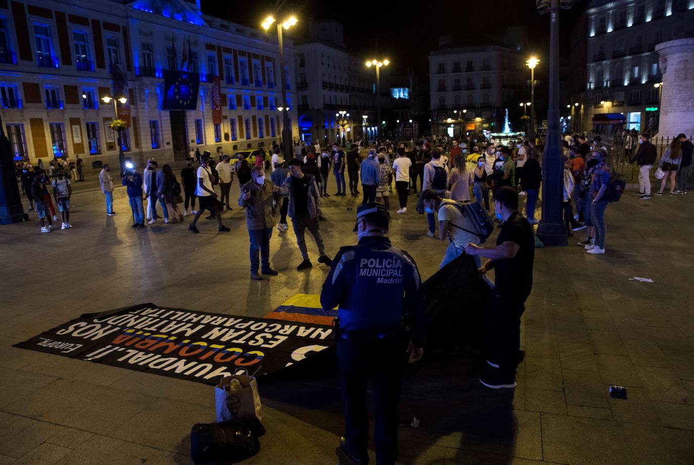 En Barcelona y Madrid muchos jóvenes no se han resistido a celebrar el fin de seis meses de estado de alarma y han salido a las calles como si se tratara de una típica Nochevieja. Las aglomeraciones y la falta de distancia han sido la tónica de estas 'fiestas'.