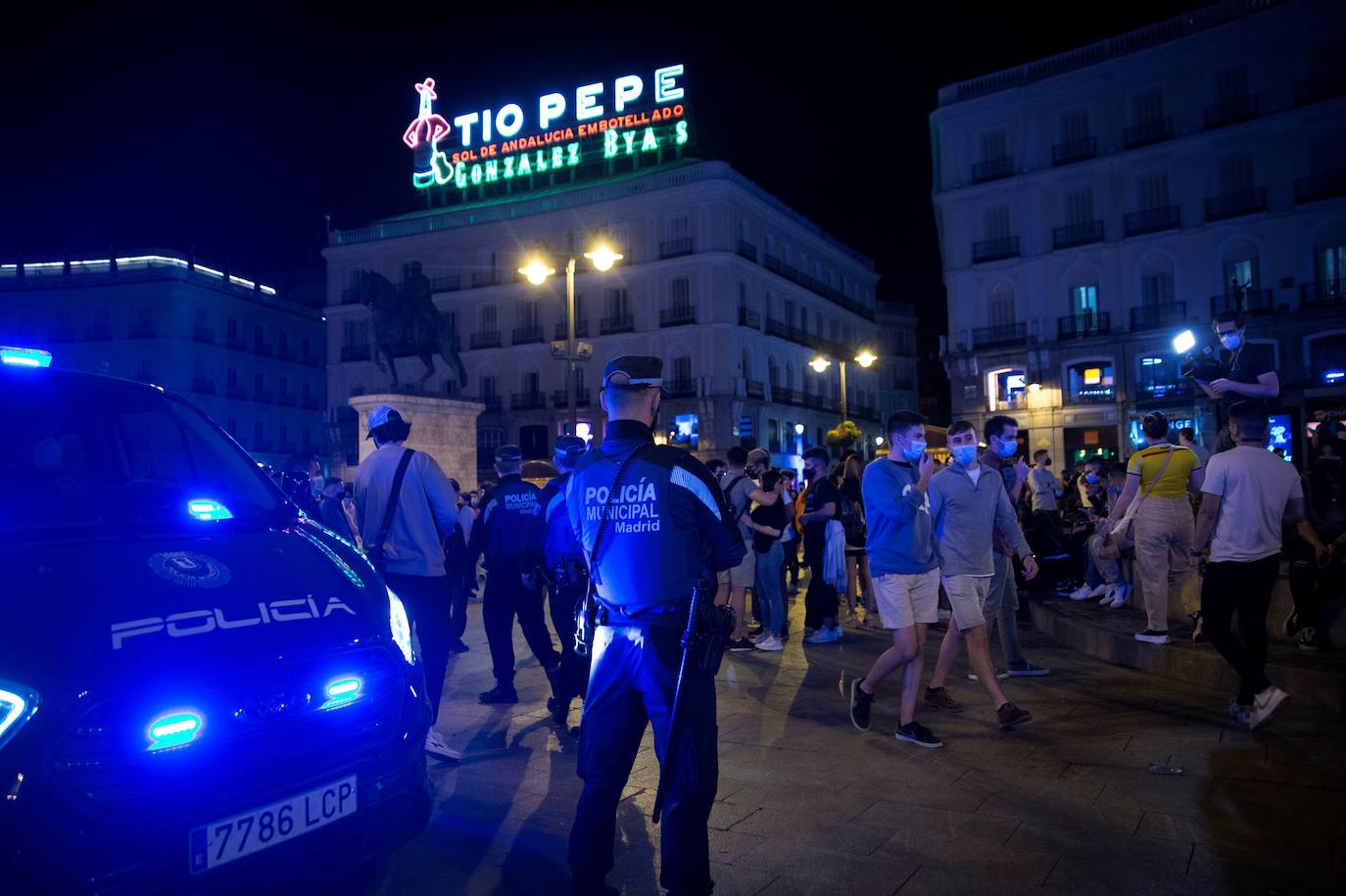 En Barcelona y Madrid muchos jóvenes no se han resistido a celebrar el fin de seis meses de estado de alarma y han salido a las calles como si se tratara de una típica Nochevieja. Las aglomeraciones y la falta de distancia han sido la tónica de estas 'fiestas'.