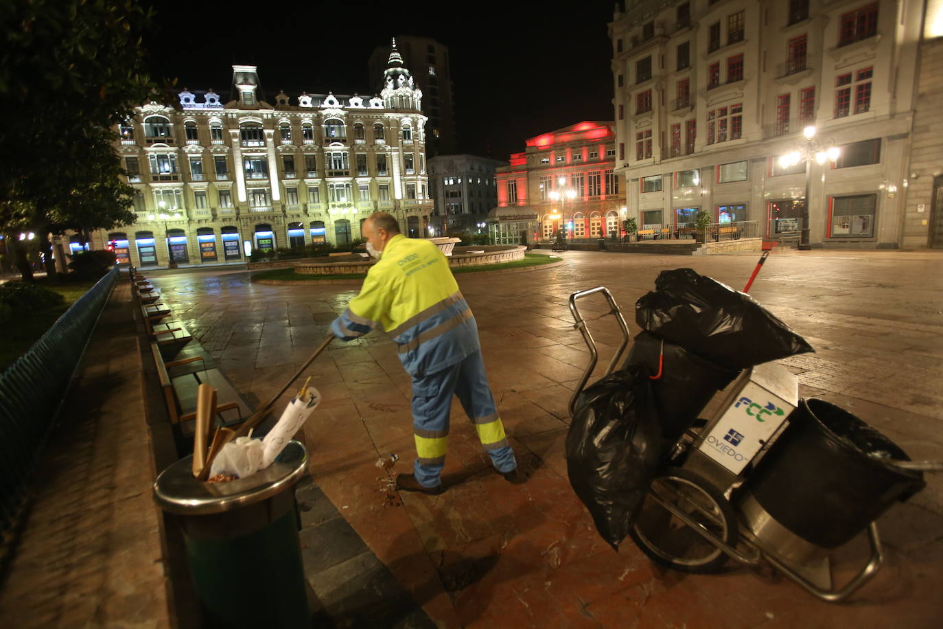 Algunos se animaron a disfrutar en la calle de la primera noche sin toque de queda, pero lo que se vivió en Asturias no tiene nada que ver con las celebraciones multitudinarias que se han dado en otros puntos de España. De hecho, se vieron muchas calles vacías en Gijón y Oviedo.