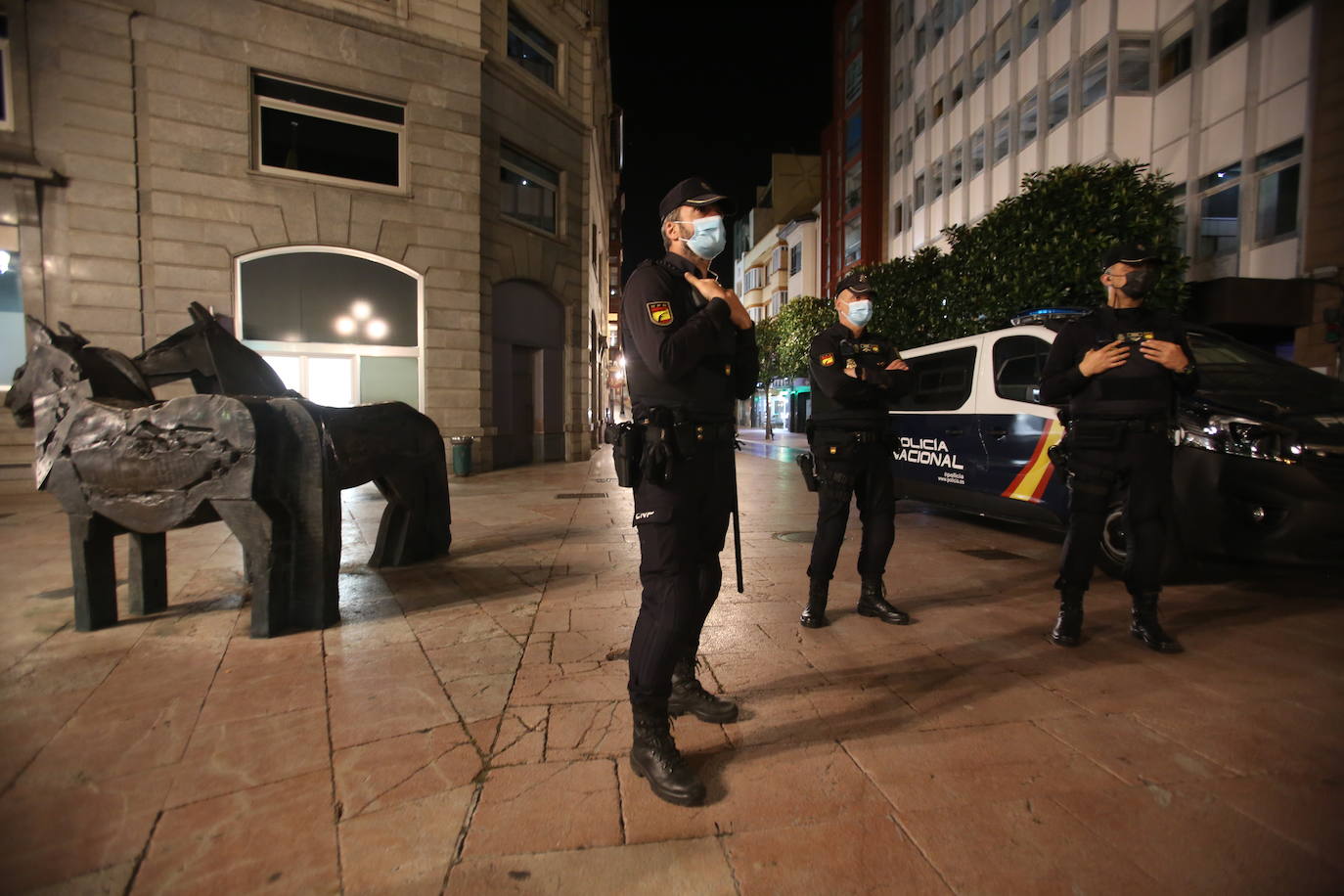 Algunos se animaron a disfrutar en la calle de la primera noche sin toque de queda, pero lo que se vivió en Asturias no tiene nada que ver con las celebraciones multitudinarias que se han dado en otros puntos de España. De hecho, se vieron muchas calles vacías en Gijón y Oviedo.