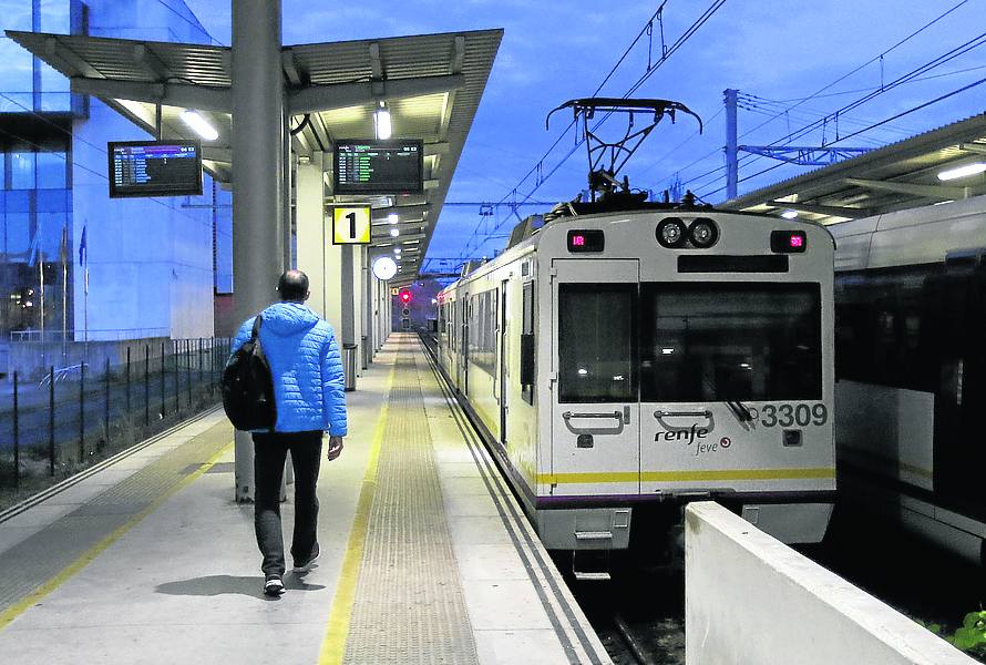 Gijón. A las siete de la mañana, sale el tren que, tras un trasbordo, llega a Vegadeo.